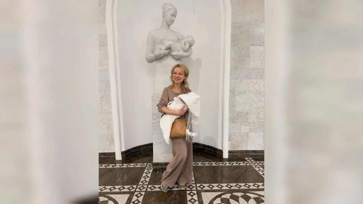 Виталина Цымбалюк-Романовская с дочерью. Обложка © Instagram (признан экстремистской организацией и запрещён на территории Российской Федерации) / vitalinaromanovskaya