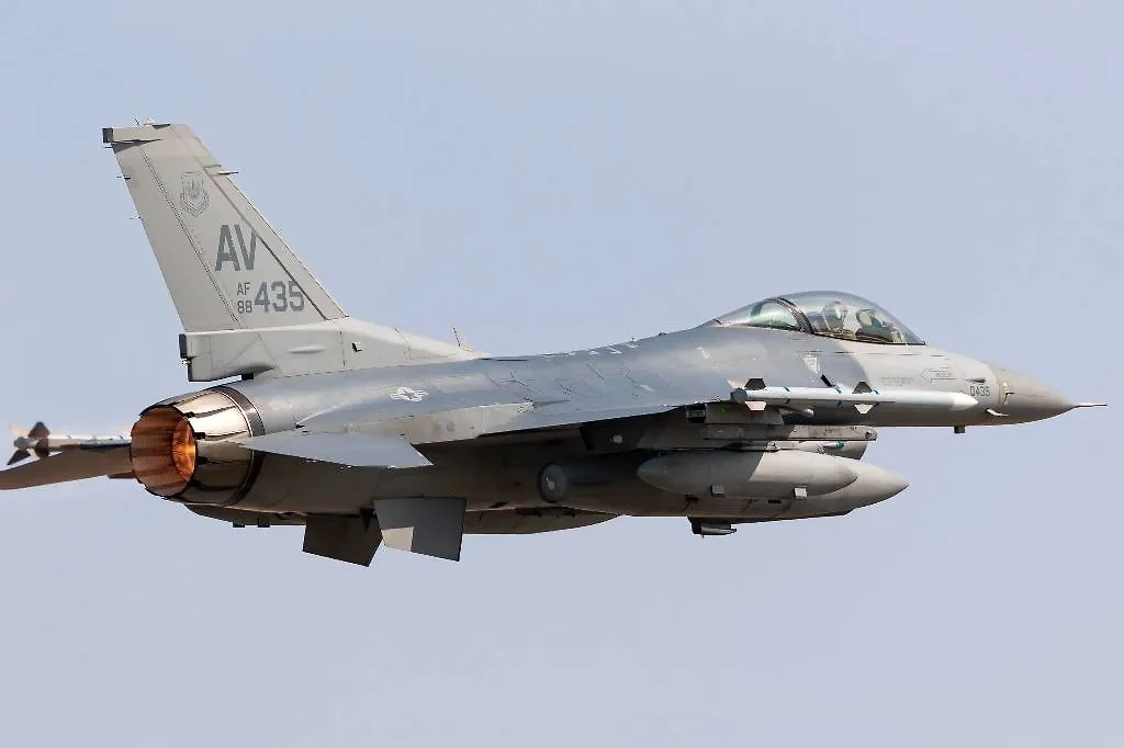 Истребитель F-16. Обложка © Shutterstock / FOTODOM / Simon Vandamme