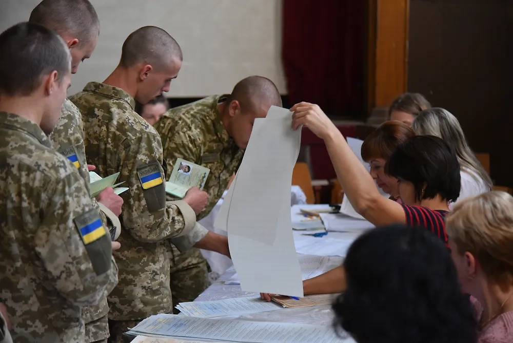Киев провалил набор юнцов в ВСУ. Обложка © Shutterstock / FOTODOM / Mykola Tys