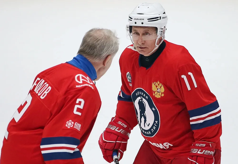 Путин на льду. Обложка © ТАСС / Дмитрий Феоктистов