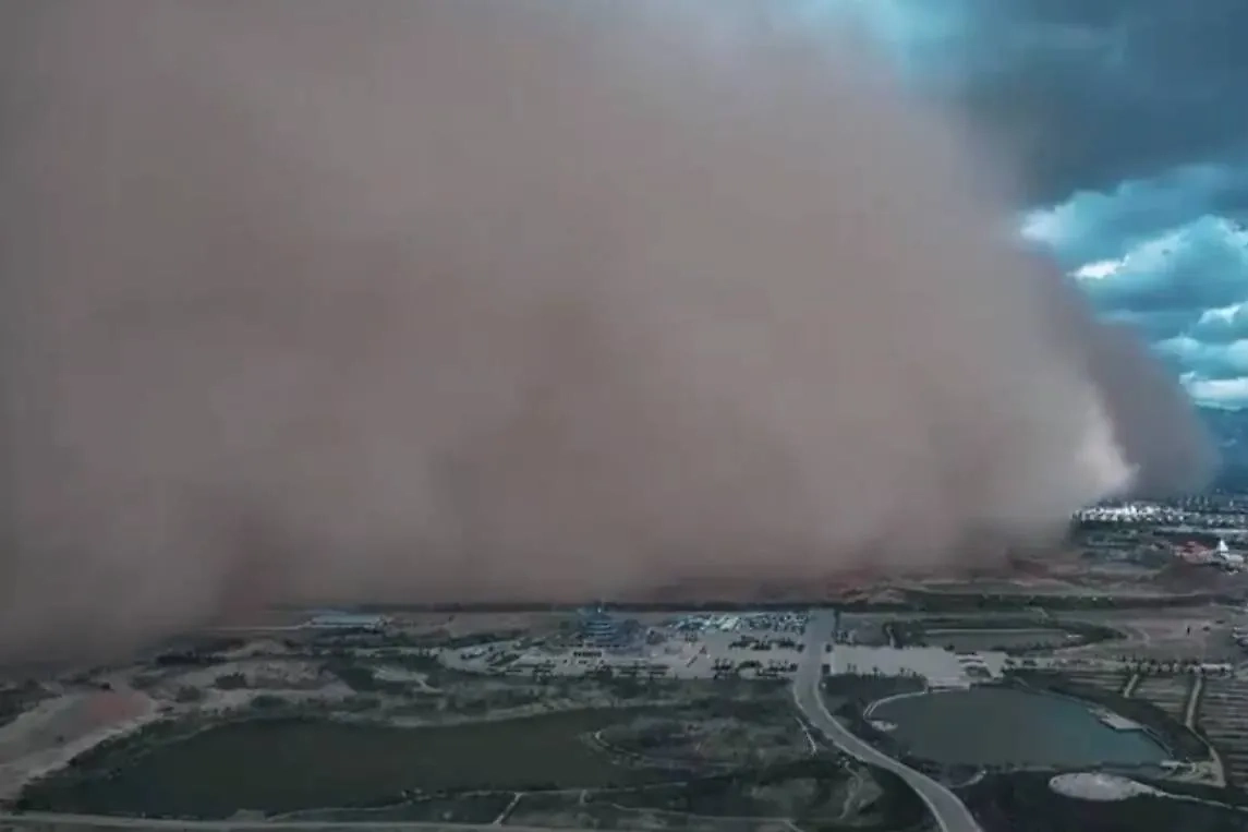 Буря в Китае. Обложка © X / lone wolf