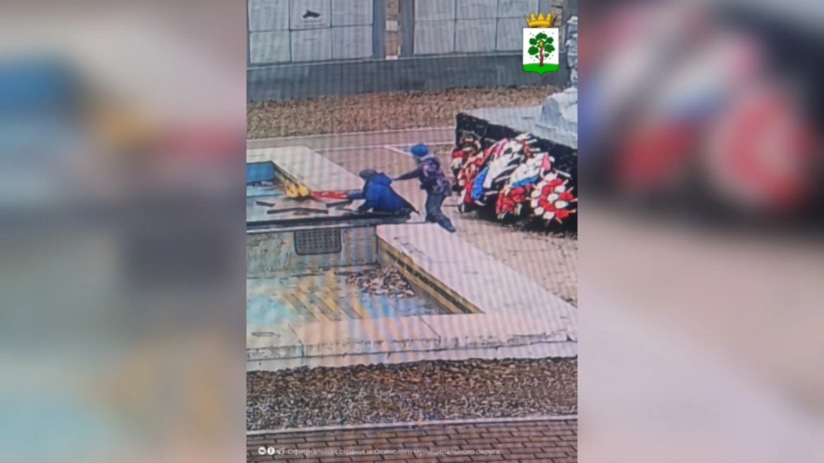 Дети испортили звезду и сломали плитку у Вечного огня. Фото © Telegram/ Осинский округ