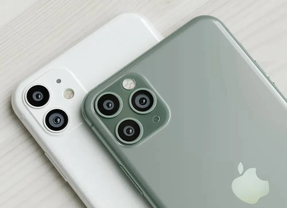 iPhone. Обложка © Shutterstock / FOTODOM / ALDECA studio