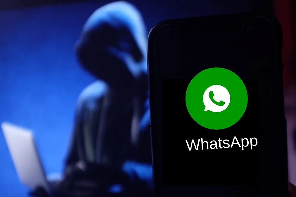 Мошенники используют WhatsApp. Обложка © Shutterstock / FOTODOM / DANIEL CONSTANTE