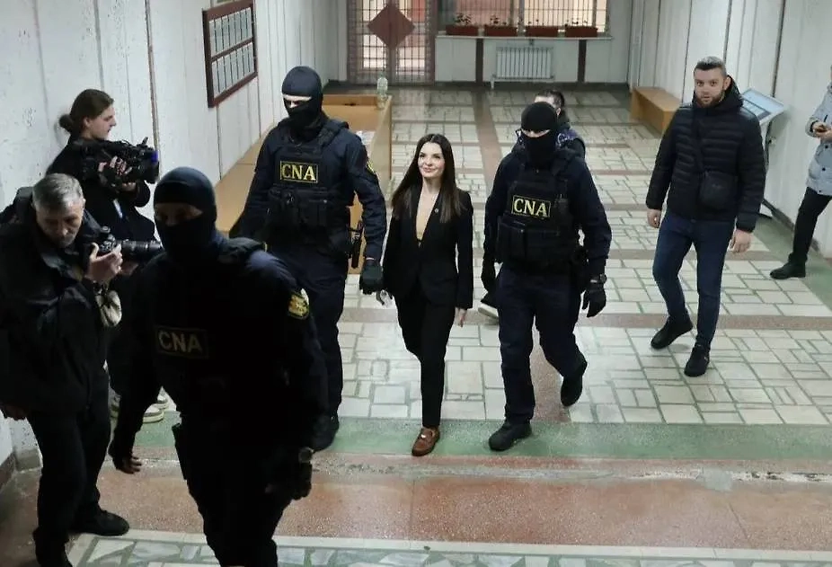 Евгения Гуцул под конвоем силовиков. Обложка © Telegram / Евгения Гуцул