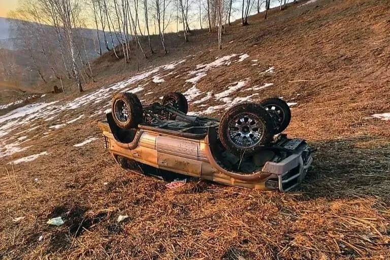 Машина, в которой ехала семья. Обложка © VK / Госавтоинспекция Республики Алтай