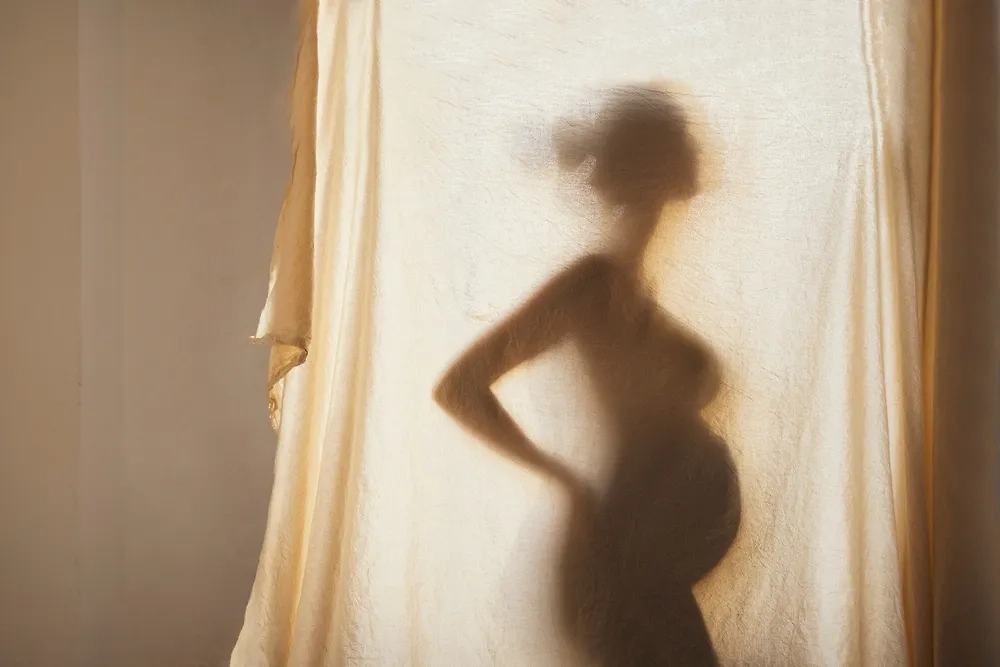 Беременная девушка. Обложка © Shutterstock / FOTODOM / Dasha Petrenko