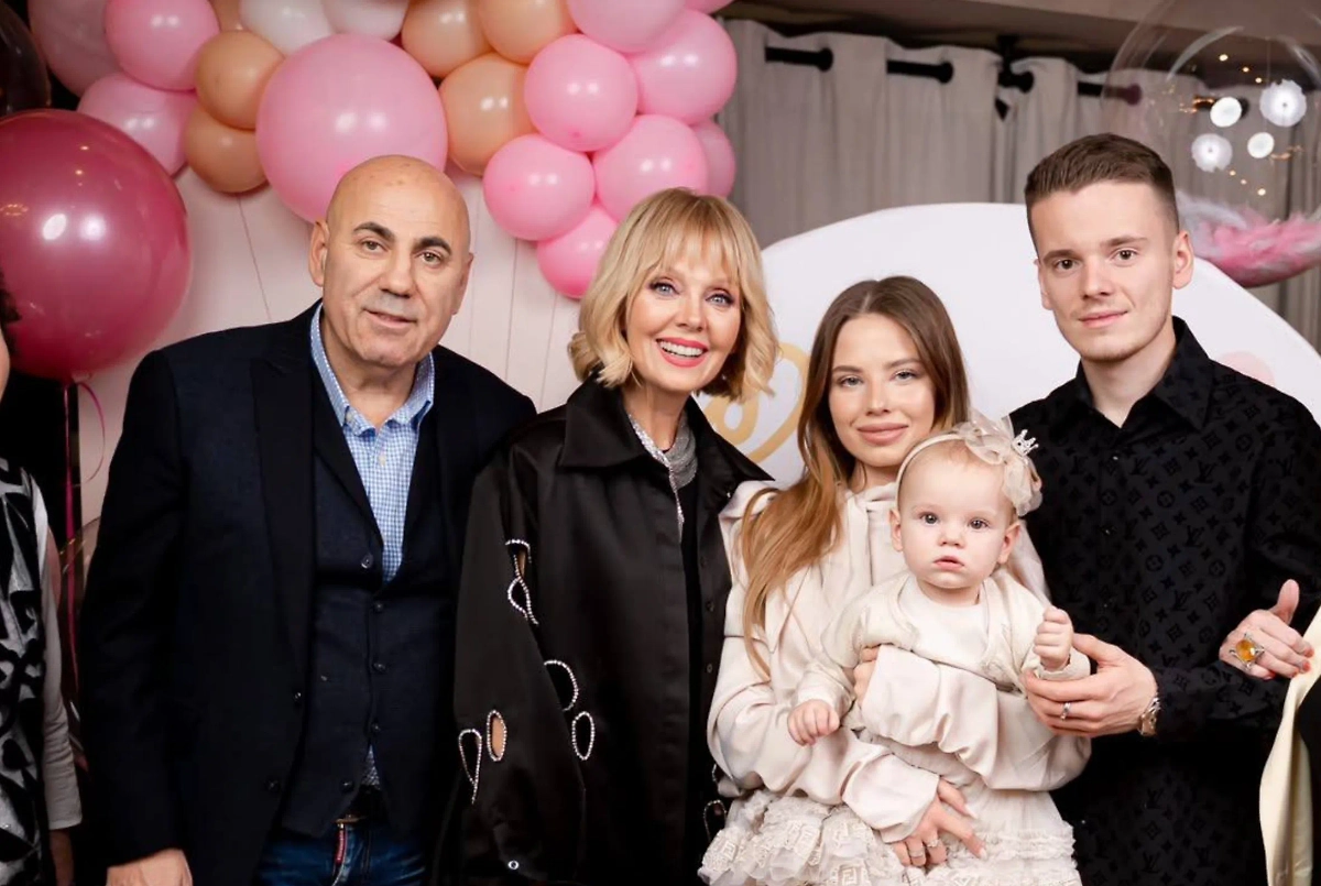 Иосиф Пригожин, Валерия, Лиана и Арсений с дочерью Селин. Фото © Telegram / Валерия