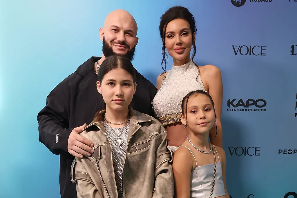 Оксана Самойлова и Джиган — семья с тремя дочерьми. Фото © ТАСС / Вячеслав Прокофьев