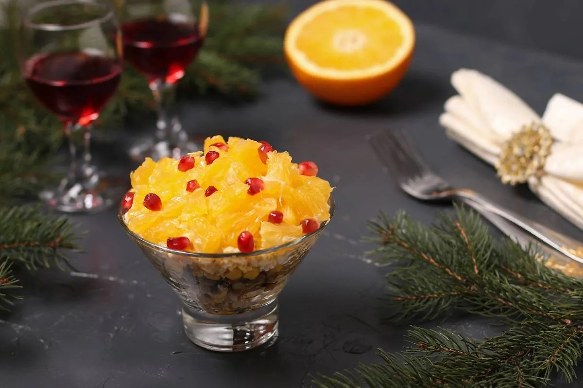 Салат с курицей и апельсином прост, но эффектен. Фото © Shutterstock / FOTODOM / Tatjana Baibakova