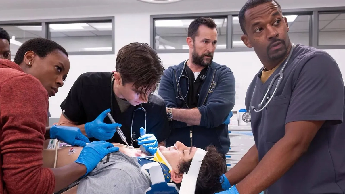 Главные телевизионные хиты 2025 года от Apple TV+ и HBO. Фото © Кадр из фильма «Больница Питт», режиссёры Аманда Марсалис, Дамиан Маркано / Kino-teatr