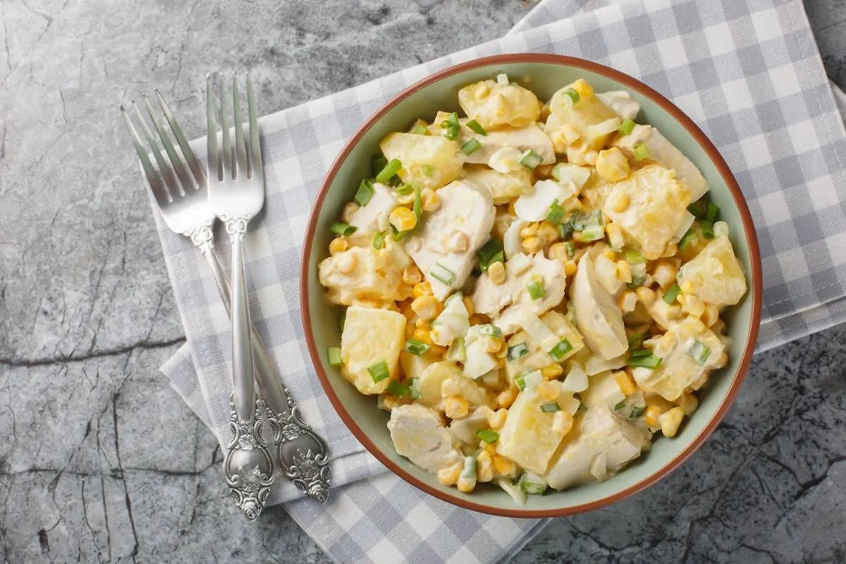 Сыр и овощи хорошо дополняют курицу в салате. Фото © Shutterstock / FOTODOM / AS Foodstudio