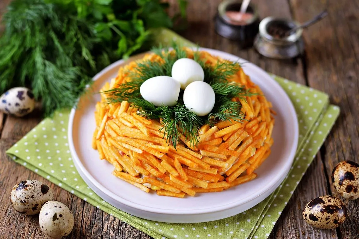 «Гнездо глухаря» — один из самых вкусных и необычных салатов. Фото © Shutterstock / FOTODOM / Chudo2307