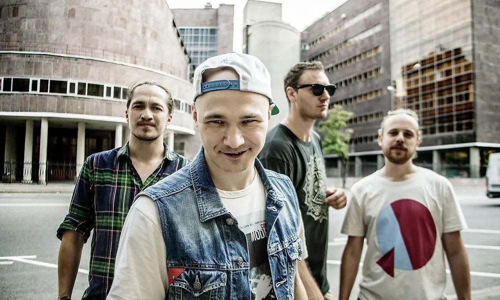 Владислав Лешкевич* (в центре в кепке). Обложка © kasta