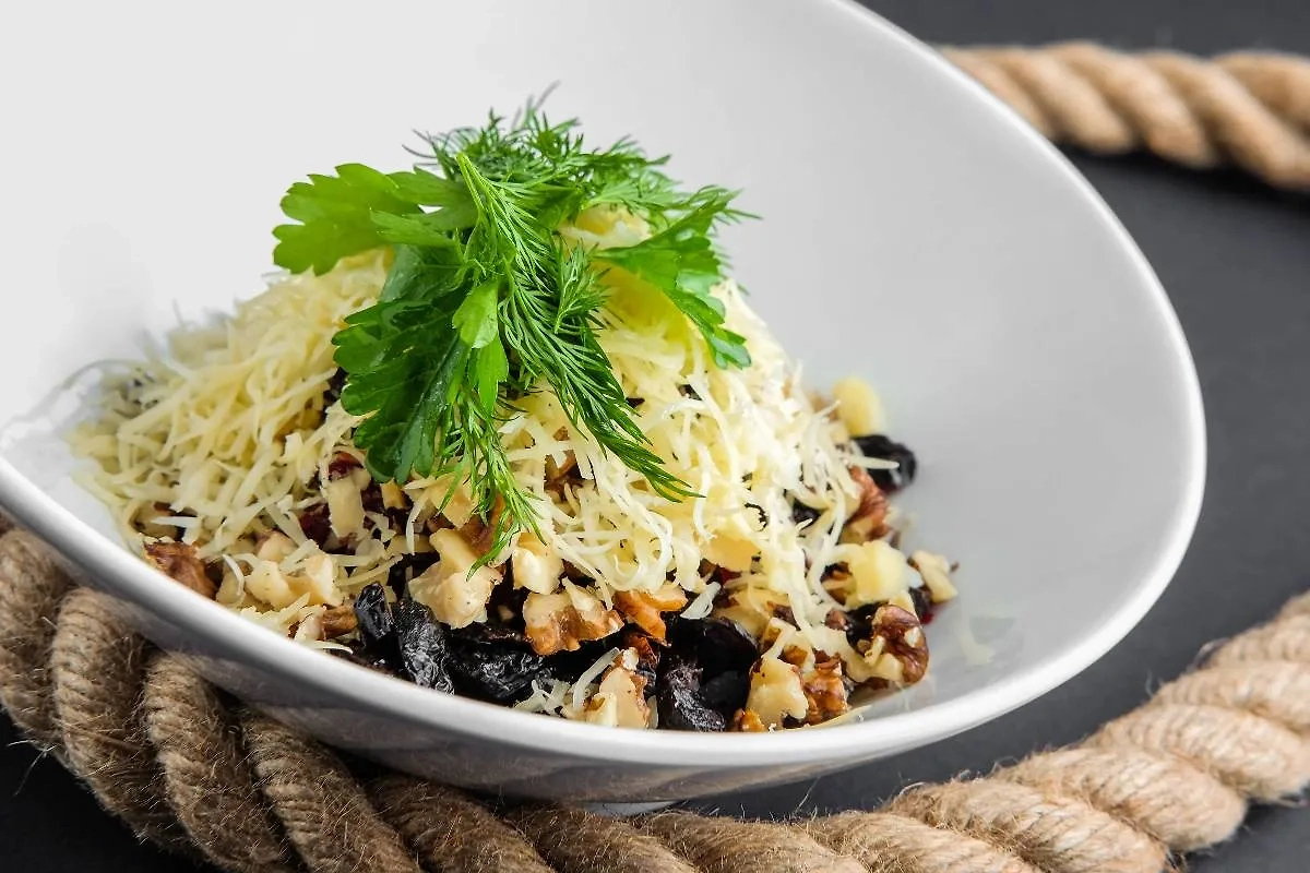 Курица и чернослив — ещё одно распространённое сочетание для салата. Фото © Shutterstock / FOTODOM / Aleksei Isachenko