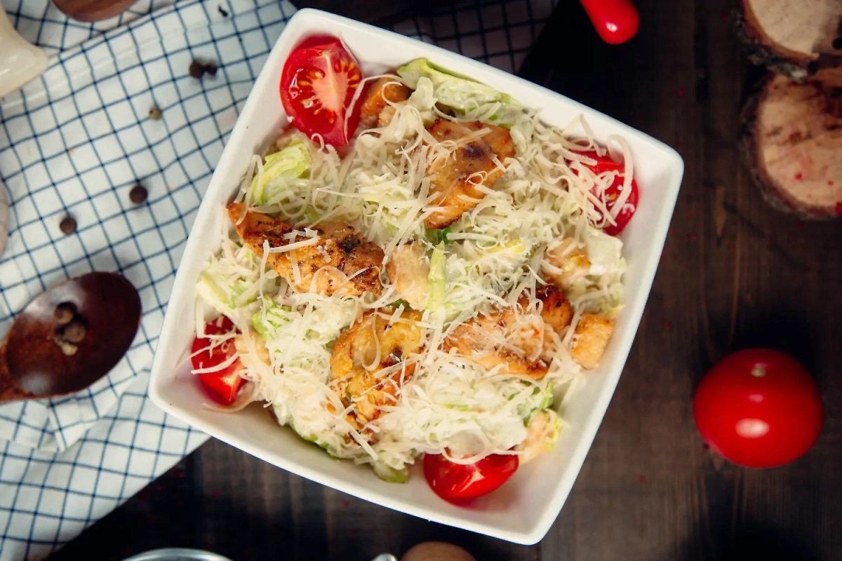 «Цезарь» — один из популярнейших салатов с курицей. Фото © Freepik