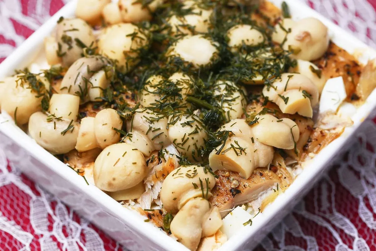 Грибы — универсальный ингредиент для куриного салата. Фото © Shutterstock / FOTODOM 
