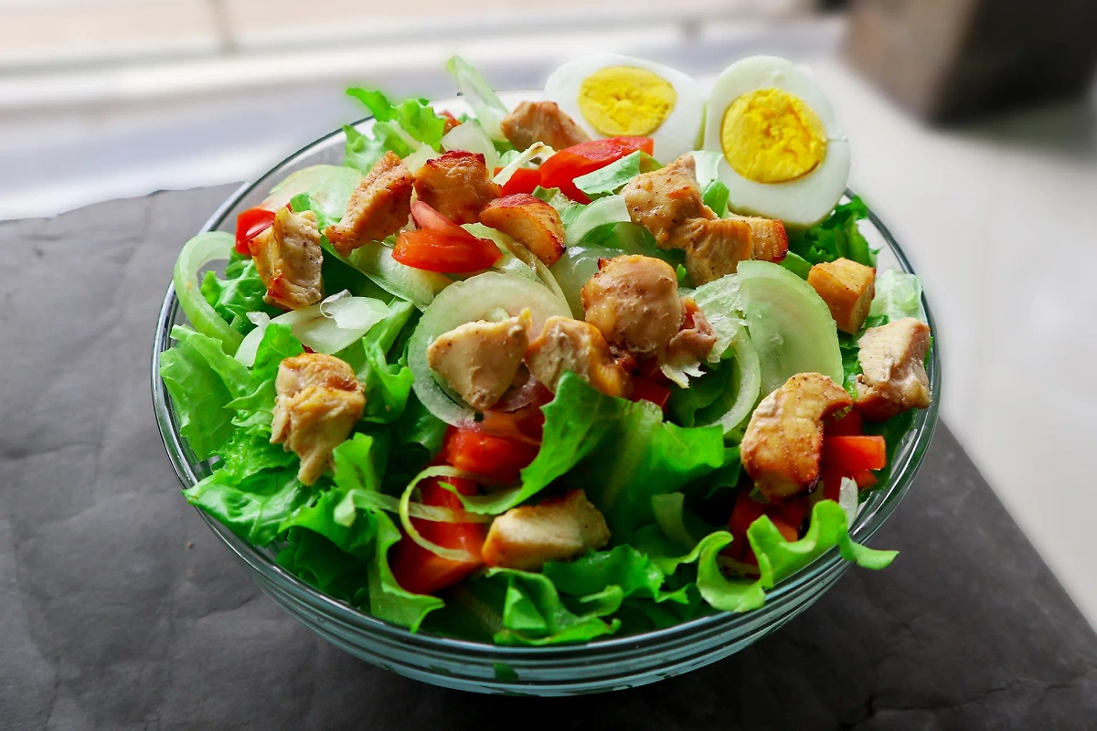 Куриный салат вкусен практически со всеми ингредиентами. Обложка © Shutterstock / FOTODOM / Faiz Dila