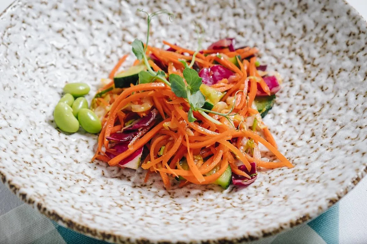 Морковь по-корейски добавит салату с курицей остроты. Фото © Shutterstock / FOTODOM / Katrin Volkova