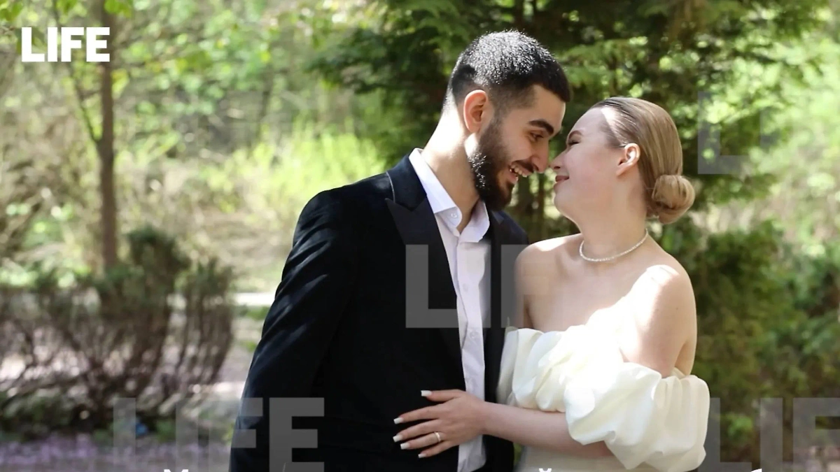 Метро «Маяковская» стало свадебной площадкой в ночь на 27 апреля. Фото © Life.ru