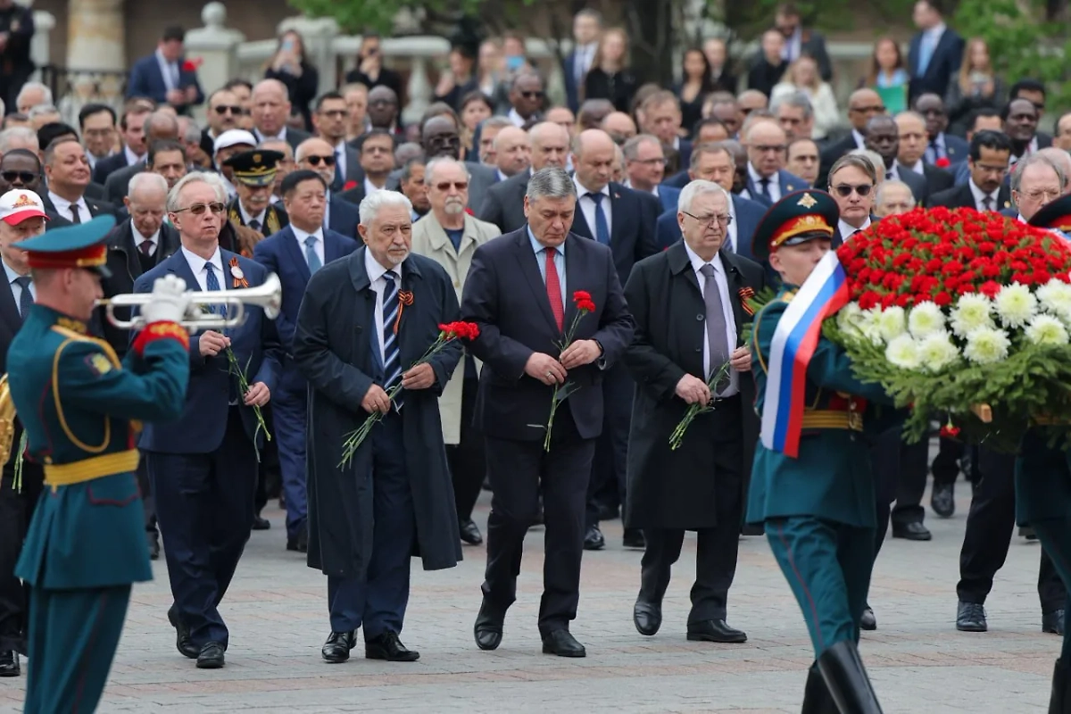 Иностранные дипломаты возложили цветы к Могиле неизвестного солдата в Москве. Фото © Telegram / МИД России