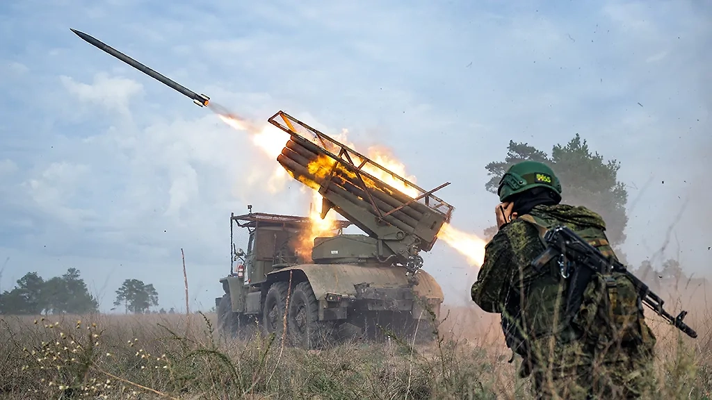 Работа расчёта РСЗО «Град» Армии России в Сумской области. Обложка © ТАСС / Алексей Коновалов