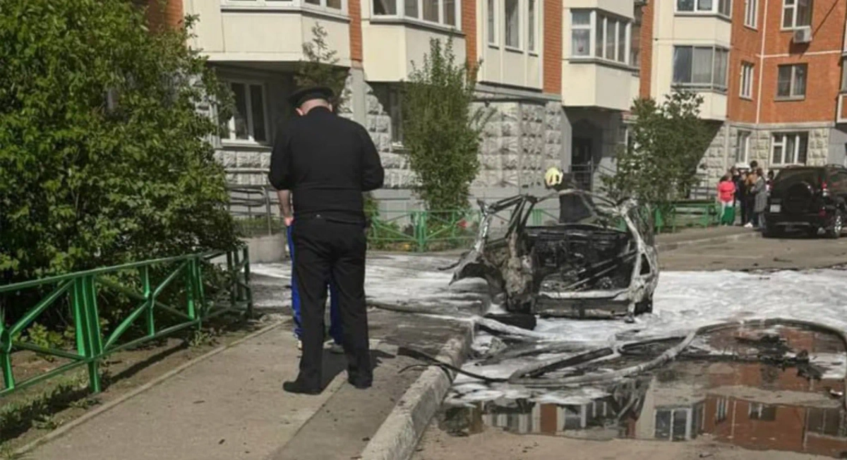 Машина сгорела полностью. Фото © Telegram / SHOT