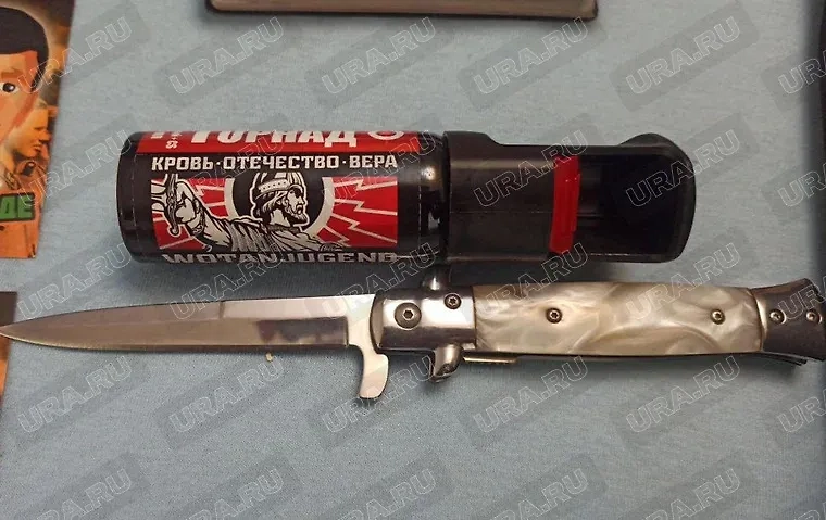 Изъятый нож и перцовый баллончик. Фото © URA.ru