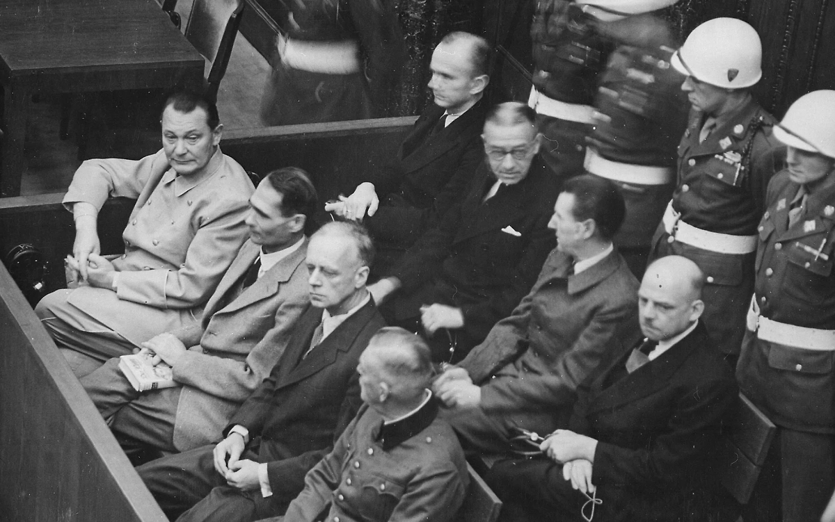 Карл Дёниц на заседании Нюрнбергского трибунала (самый дальний во втором ряду) Фото © Wikipedia / Work of the United States Government
