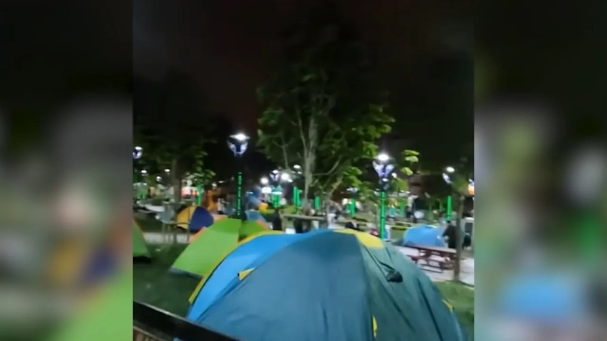 Жители Стамбула ночуют в палатках на улицах города из-за новых подземных толчков. Обложка © Telegram / SHOT