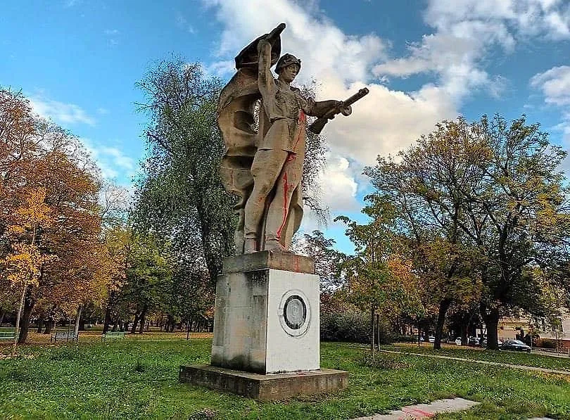 Памятник солдату Красной армии в Литомержице много раз оскверняли, обливая краской. Обложка © X / swetru_r