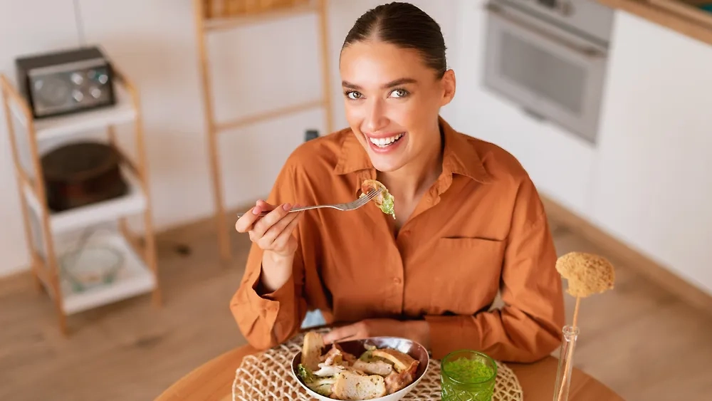 Салат «Цезарь» завоевал популярность во всём мире. Обложка © Shutterstock / FOTODOM / Prostock-studio