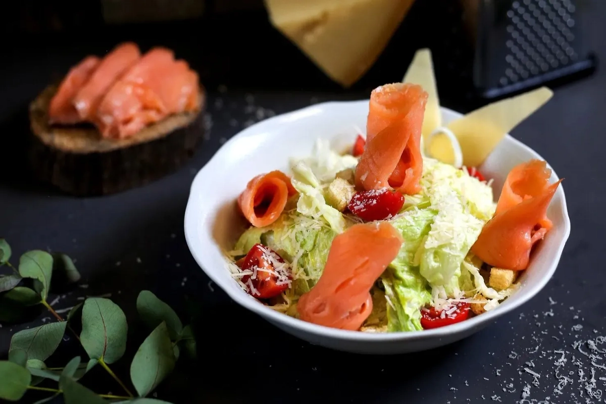 «Цезарь» можно приготовить и с сёмгой. Фото © Freepik / KamranAydinov