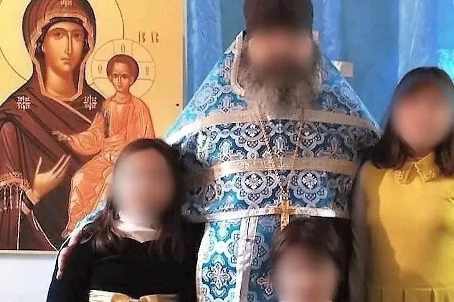 Священник из Петербурга привёл на осмотр дочерей с гниющими ногами. Фото © Telegram /  «Mash на Мойке»