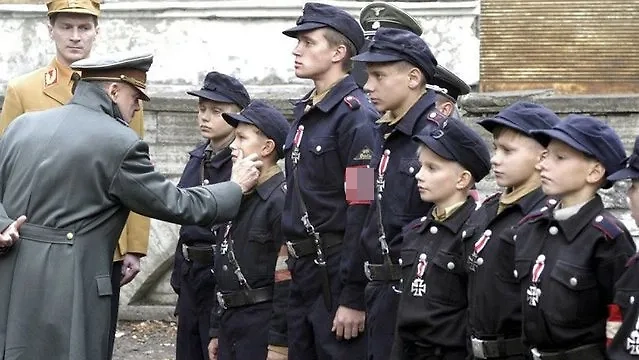 Гитлер подбадривает детей из отряда из гитлерюгенд. Фото © Кадр из фильма «Бункер», режиссёр Оливер Хиршбигель, сценарист Бернд Айхингер и др./ Kinopoisk