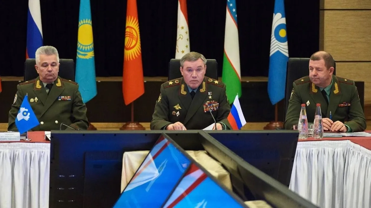 Справа генерал Ярослав Москалик. Фото © Пресс-служба Минобороны РФ