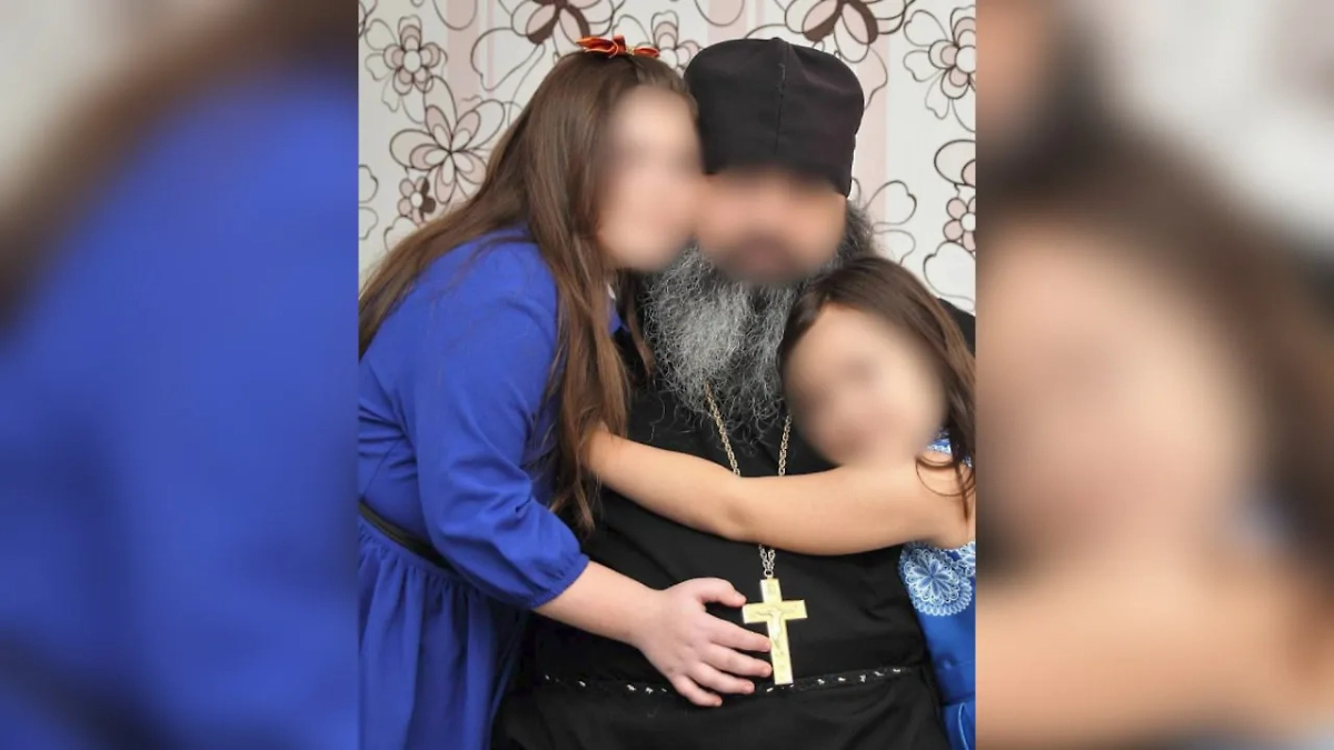 Священник отправил дочерей в больницу с гниющими пальцами. Фото © Telegram /  «Mash на Мойке»