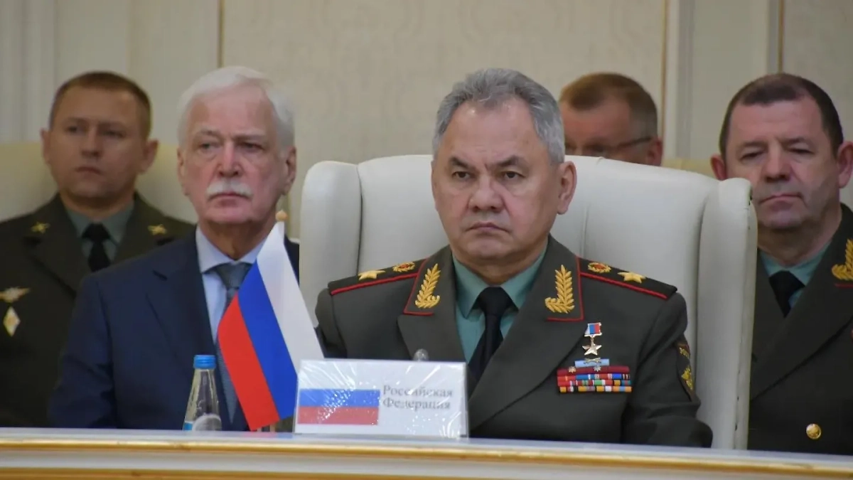 Бывший министр обороны Сергей Шойгу и генерал Ярослав Москалик. Фото © odkb-csto