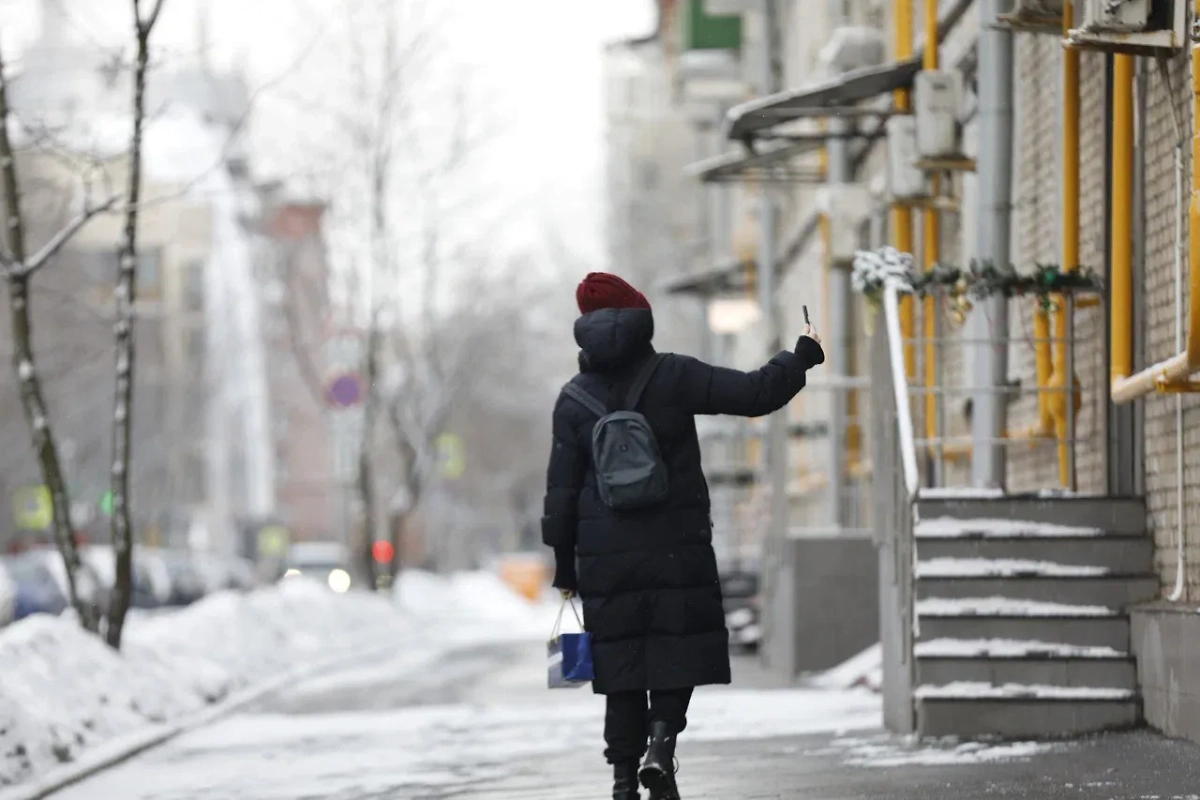 Житель Москвы на улице. Обложка © Life.ru