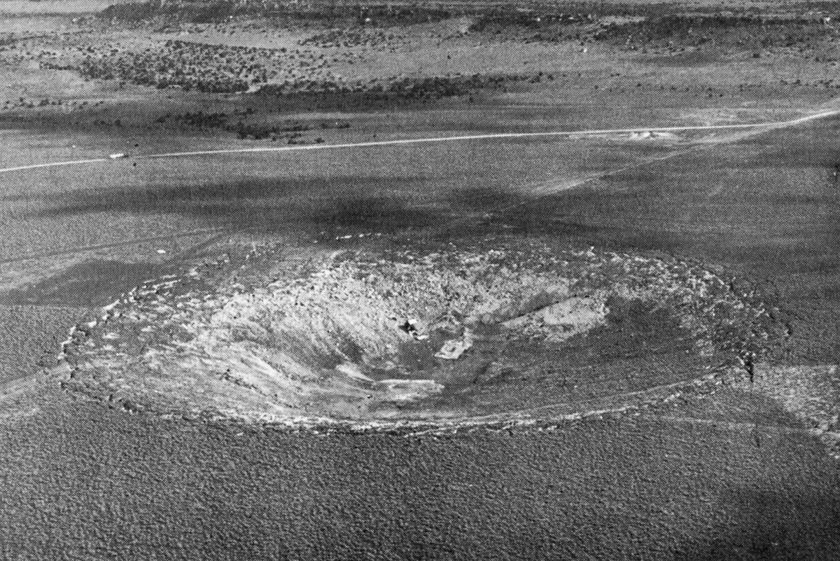 Кратер, образовавшийся после взрыва атомной бомбы Boxcar на Невадском ядерном полигоне в апреле 1968 года. Фото © Flickr / Kelly Michals