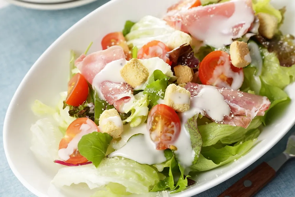 Ветчина может заменить в «Цезаре» курицу. Фото © Shutterstock / FOTODOM / Nishihama