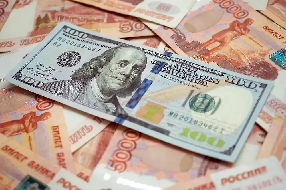 Доллар на фоне рублей. Обложка © Shutterstock /FOTODOM / Korobcorp