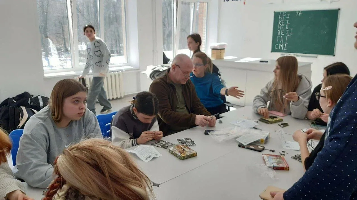 Ветеран СВО воспитывает подрастающее поколение. Фото © Предоставлено Life.ru