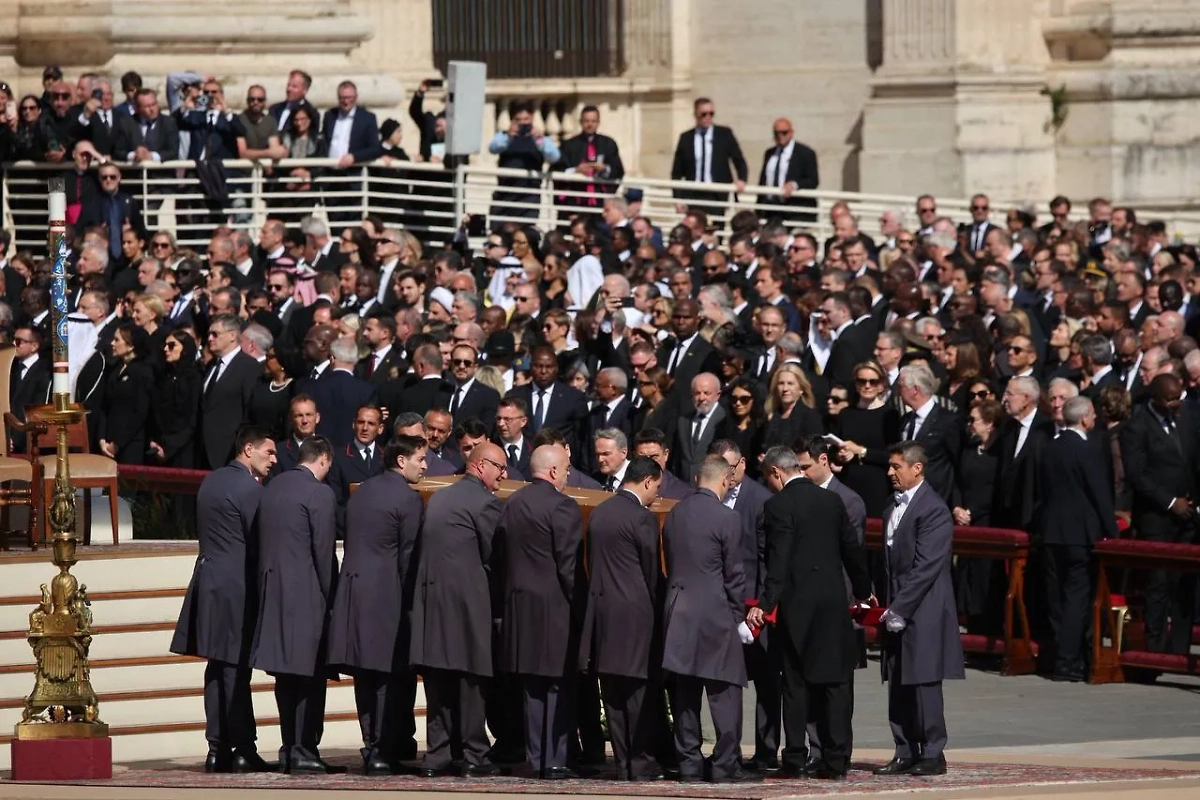 Тысячи людей прибыли проститься с Папой Римским. Фото © X / kajakallas