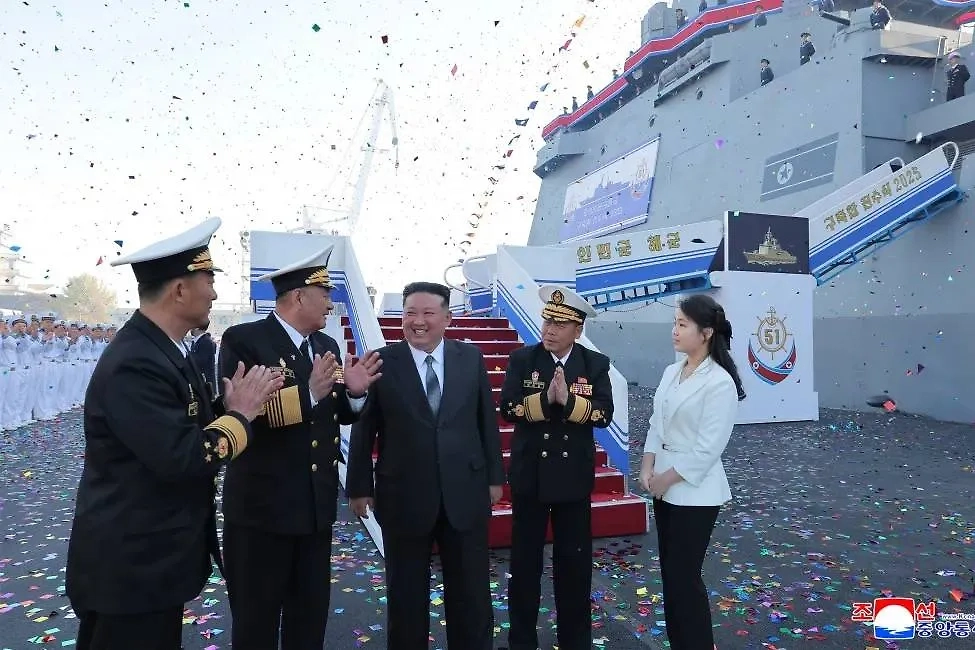 Ким Чен Ын, его дочь Ким Чжу Э и военнослужащие. Фото © ЦТАК