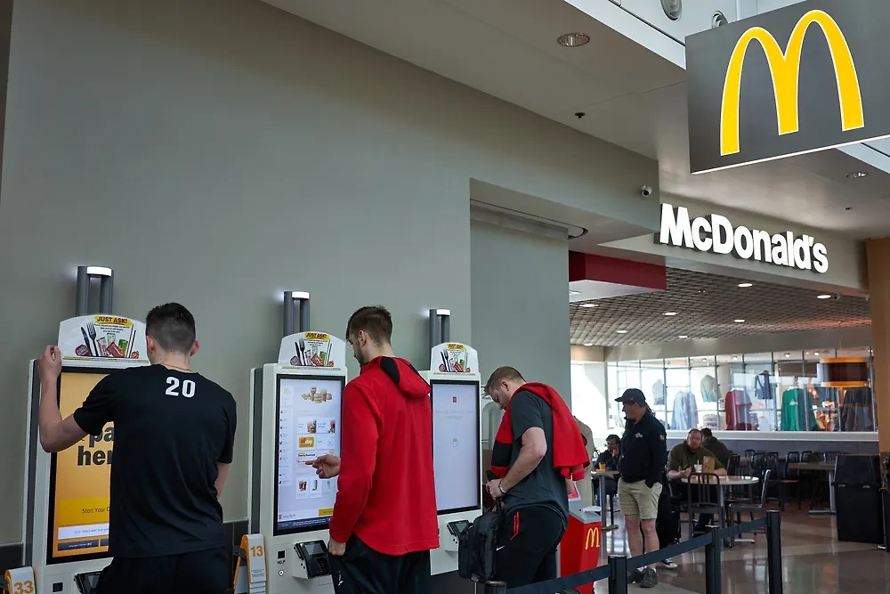 McDonald&#x27;s хочет вернуться в Россию. Обложка © Shutterstock / FOTODOM / Tada Images