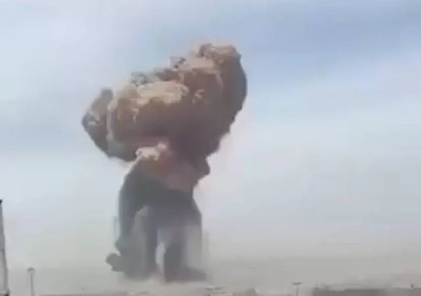 Взрыв порту Ирана. Обложка © X / HananyaNaftali