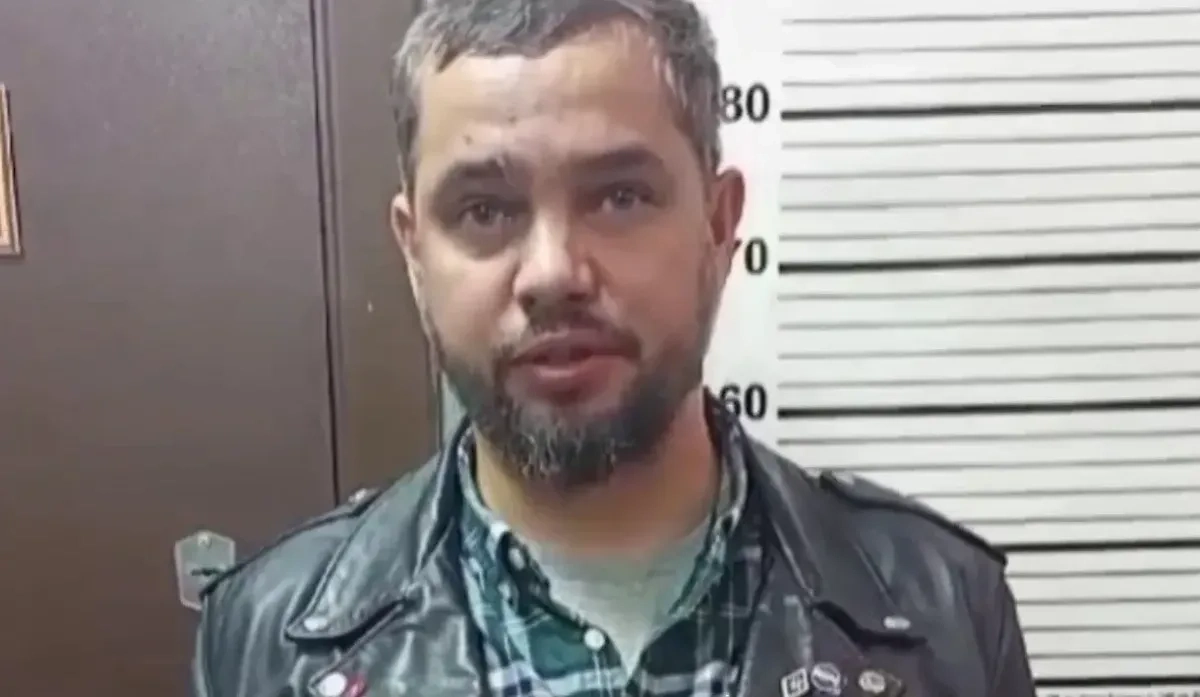 Муж бывшего гендиректора «Новой Голландии» Николай Конашенок* после задержания в аэропорту Пулково. Фото © МВД