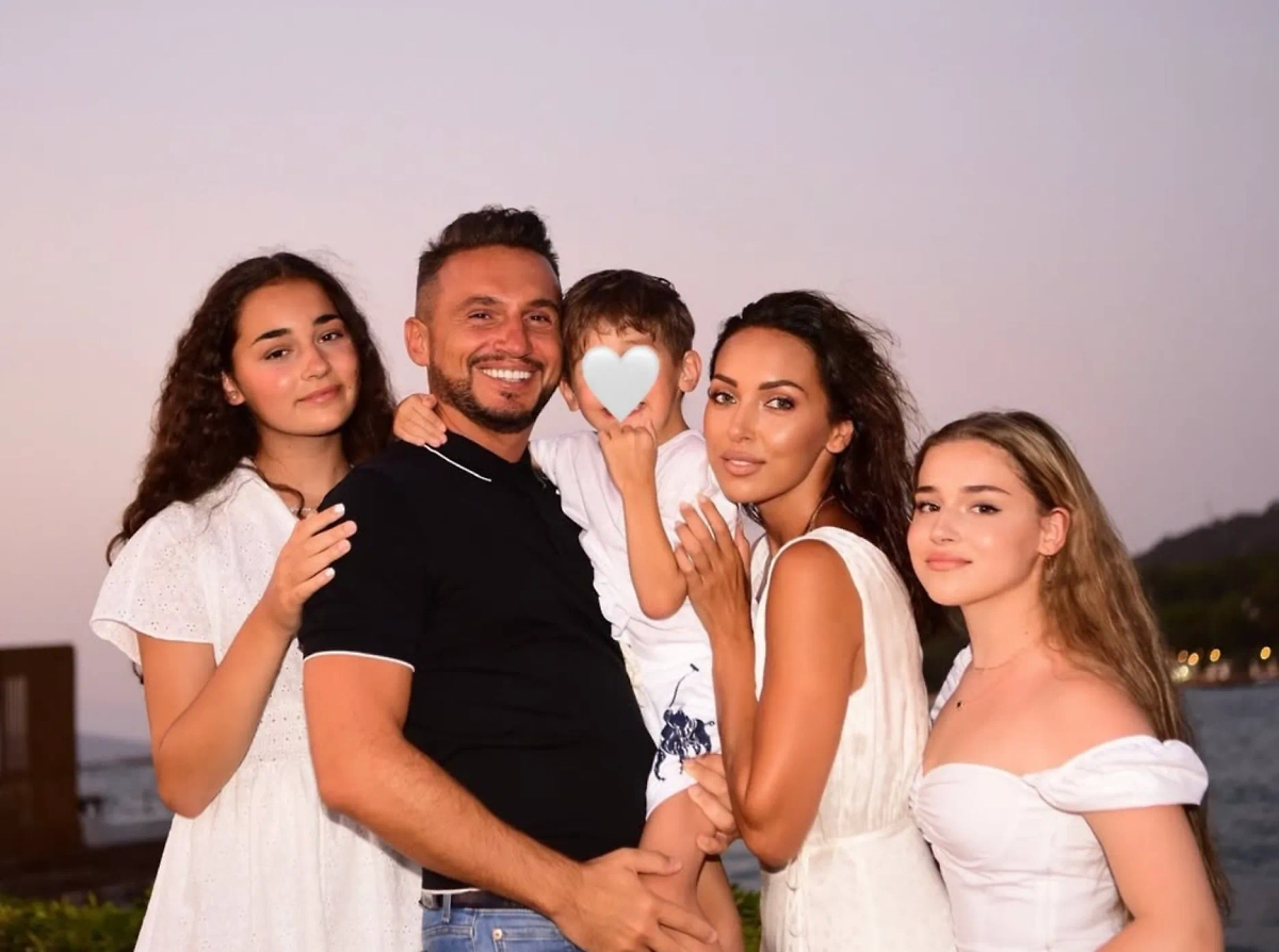 Алсу с бывшим мужем и детьми. Обложка ©  Instagram (признан экстремистской организацией и запрещён на территории Российской Федерации)/ alsou_a