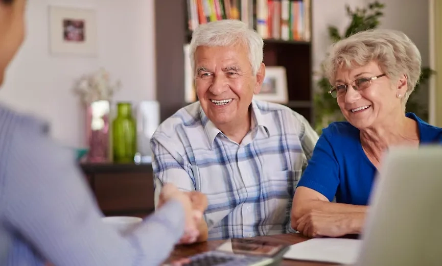 Россиянам назвали способы законно увеличить пенсию. Обложка © Freepik / gpointstudio